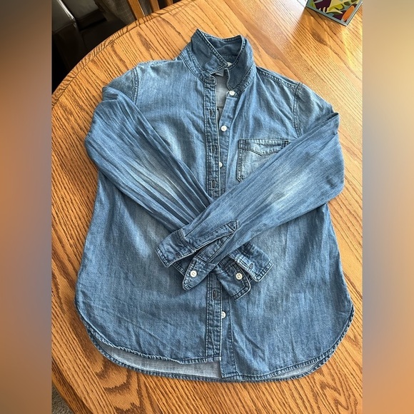 Old Navy The Classic Chambray Long Sleeve Button Up Shirt Size XS Basic Shirt - Picture 8 of 9